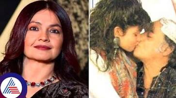 Pooja Bhatt talks about her viral kissing picture with father Mahesh Bhatt Vin Pooja Bhatt talks about her viral kissing picture with father Mahesh Bhatt Vin