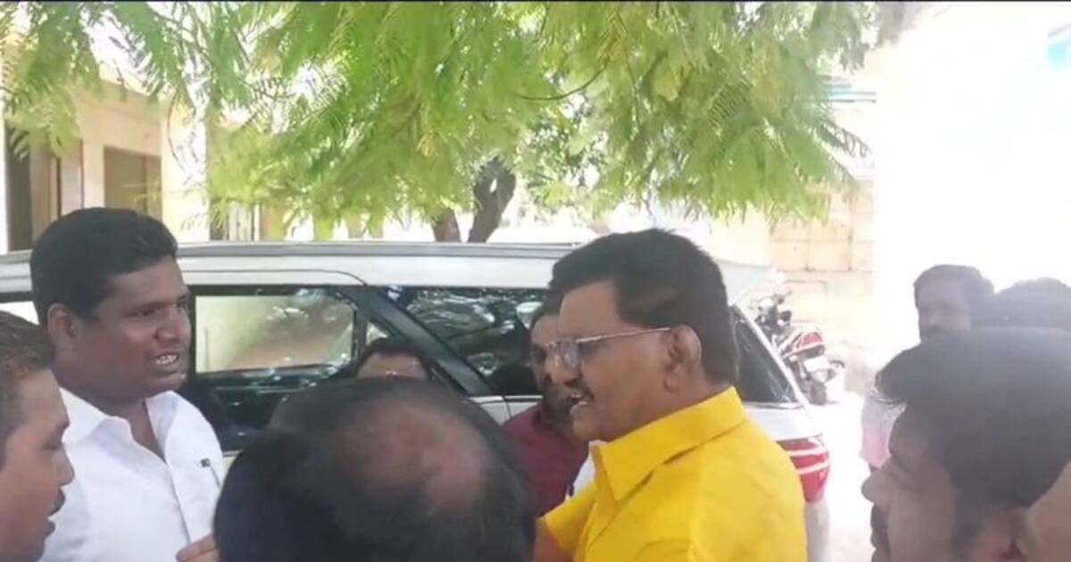 சைக்கிள் வழங்கும் விழாவில் அரசுப் பள்ளி மாணவர்கள் முன்னிலையில் கோஷ்டி மோதலில் ஈடுபட்ட திமுகவினர்