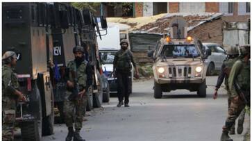 Terrorist shot Jammu and Kashmir Police officer at Srinagar injured inspector shifted to hospital ckm Terrorist shot Jammu and Kashmir Police officer at Srinagar injured inspector shifted to hospital ckm