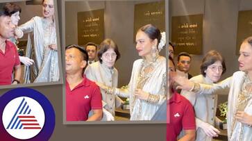 Rekha slaps a man after clicking photos with him fans say not take a bath now suc Rekha slaps a man after clicking photos with him fans say not take a bath now suc