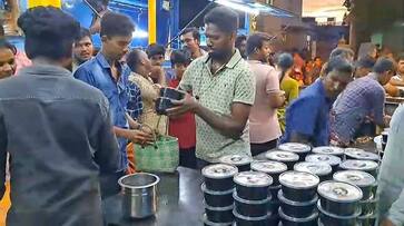 Traffic was snarled in Namakkal Pallipalayam area as many people flocked to buy chicken biryani at discounted prices vel Traffic was snarled in Namakkal Pallipalayam area as many people flocked to buy chicken biryani at discounted prices vel
