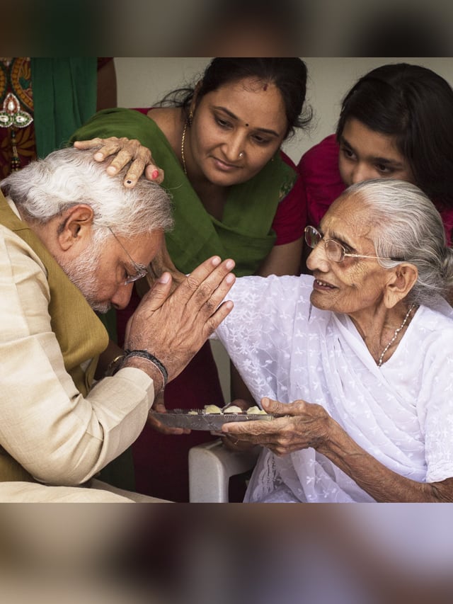 PM Modi Overwhelmed With Emotion remembering his mother skr