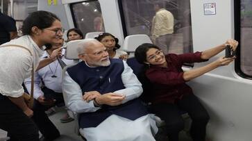 Girl congratulated PM Modi by singing a song on his birthday in metro smp Girl congratulated PM Modi by singing a song on his birthday in metro smp