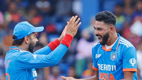 Virat Kohli Can't Keep Calm As Mohammed Siraj Runs To Stop Boundary On Own Bowling Against Sri Lanka In Asia Cup 2023 Final ram Virat Kohli Can't Keep Calm As Mohammed Siraj Runs To Stop Boundary On Own Bowling Against Sri Lanka In Asia Cup 2023 Final ram