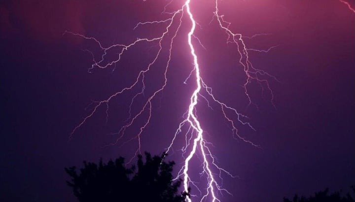 lightning strike young man death in trichy tvk