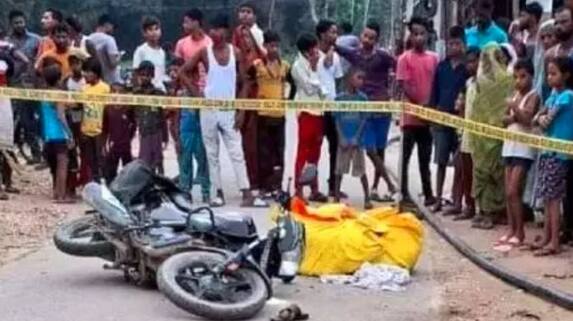 Body fell from the bike that skidded in the middle of the road At Ayodhya in Uttara pradesh Two youths arrested akb Body fell from the bike that skidded in the middle of the road At Ayodhya in Uttara pradesh Two youths arrested akb
