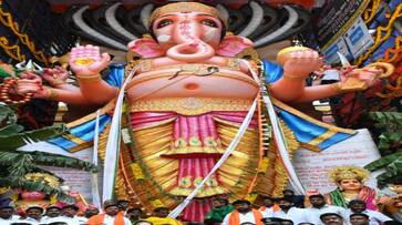 Governor Tamilisai Soundararajan performs first puja to Khairatabad Ganesh ksm Governor Tamilisai Soundararajan performs first puja to Khairatabad Ganesh ksm