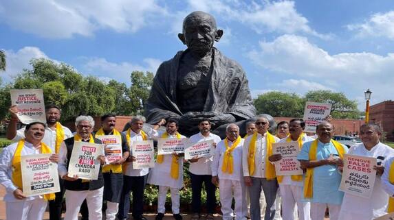 Nara Lokesh and other tdp leaders protest at Gandhi statue in parliament premises over chandrababu arrest ksm Nara Lokesh and other tdp leaders protest at Gandhi statue in parliament premises over chandrababu arrest ksm
