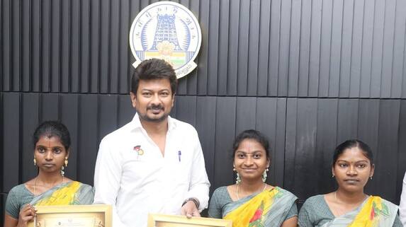 Minister Udhayanidhi Stalin gives smartphone and cash aid to girls who completed priestly training sgb Minister Udhayanidhi Stalin gives smartphone and cash aid to girls who completed priestly training sgb