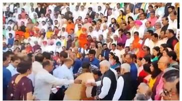 BJP MP narhari ameen collapses during photo session in Parliament fvv BJP MP narhari ameen collapses during photo session in Parliament fvv