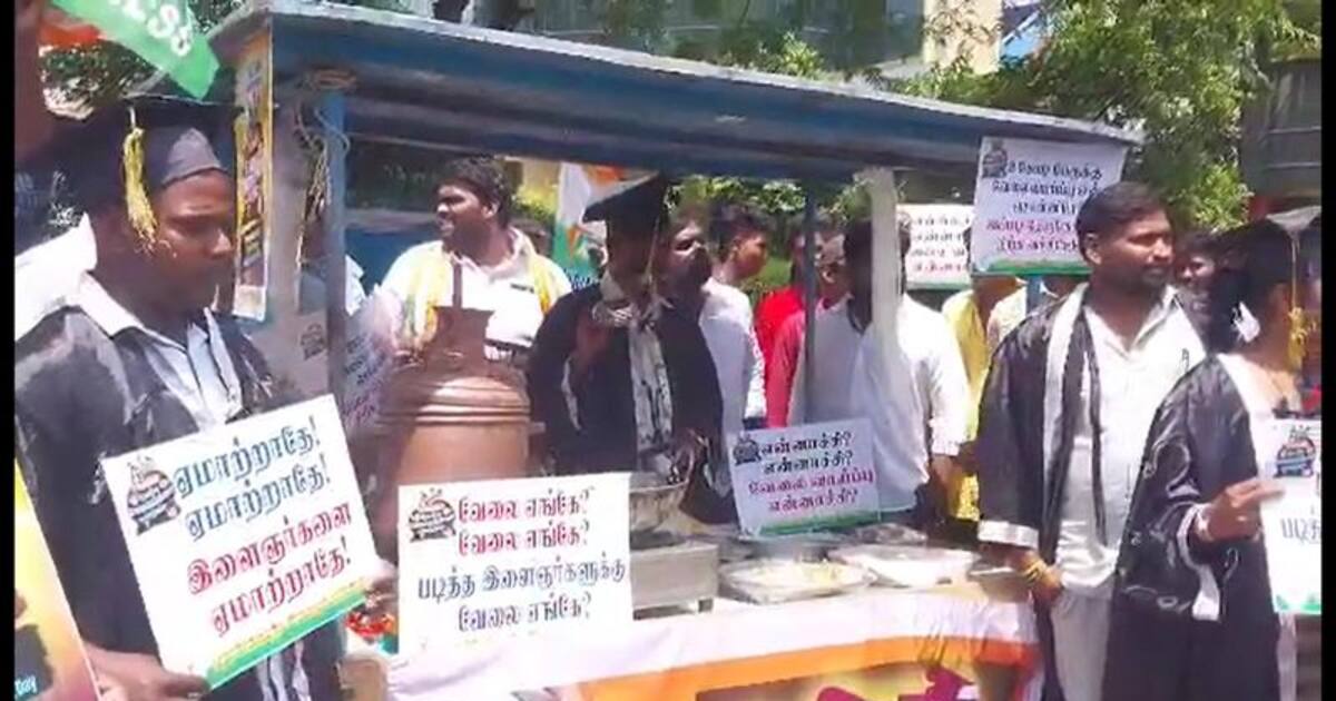 வேலையின்மையால் திண்டாடும் இளைஞர்கள்; பஜ்ஜி, போண்டா விற்ற காங்கிரசார் ஆர்ப்பாட்டம்