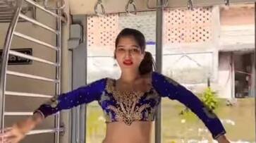 woman doing belly dance on a moving train.. Viral video.. Rya woman doing belly dance on a moving train.. Viral video.. Rya