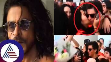 Shah Rukh Khan Gets MOLESTED By Group Of Female Fans suc Shah Rukh Khan Gets MOLESTED By Group Of Female Fans suc