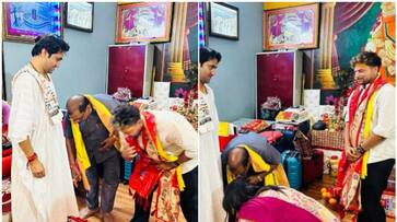 indian spinner kuldeep yadav isits bageshwar dham and touches feet of dhirendra shastri saa indian spinner kuldeep yadav isits bageshwar dham and touches feet of dhirendra shastri saa