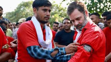 Rahul Gandhi visits Anand Vihar railway station, wears 'coolie' attire, carries load lns Rahul Gandhi visits Anand Vihar railway station, wears 'coolie' attire, carries load lns