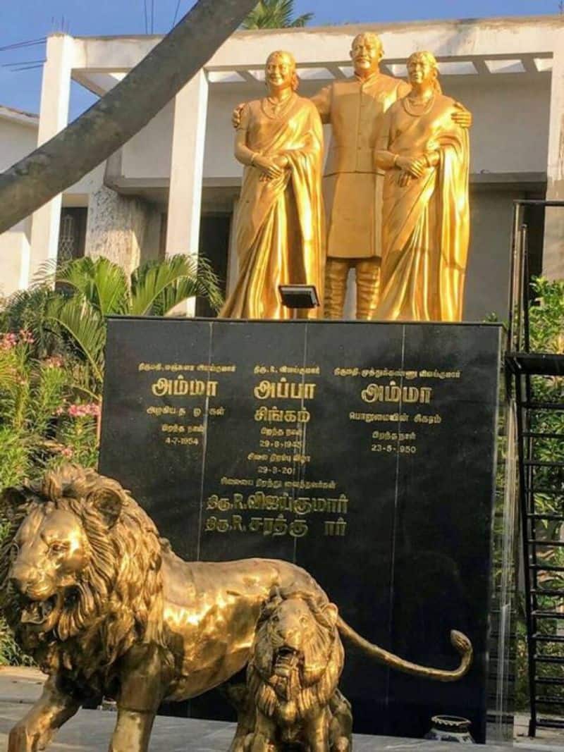 Actor vijayakumar hometown house which he install statues for two wives and himself Rya