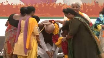 Day after Parliament clears Nari Shakti Vandan Adhiniyam, PM Modi bows before women who came to garland him Day after Parliament clears Nari Shakti Vandan Adhiniyam, PM Modi bows before women who came to garland him