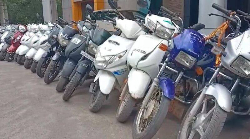 police operation 62 bikes worth Rs 43 lakh seized from Andhra-based gang of bike thieves at bellary ravi