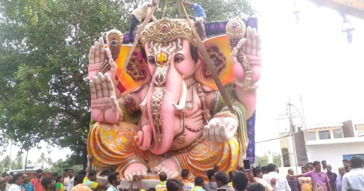 போலீசாரால் பறிமுதல் செய்யப்பட்ட 22 அடி உயர பிரமாண்ட விநாயகர் சிலை பலத்த பாதுகாப்புடன் கரைப்பு