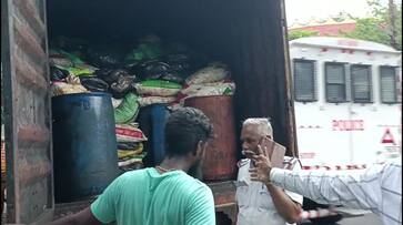 Police seized the waste brought from Kerala to Kanyakumari along with the truck vel Police seized the waste brought from Kerala to Kanyakumari along with the truck vel