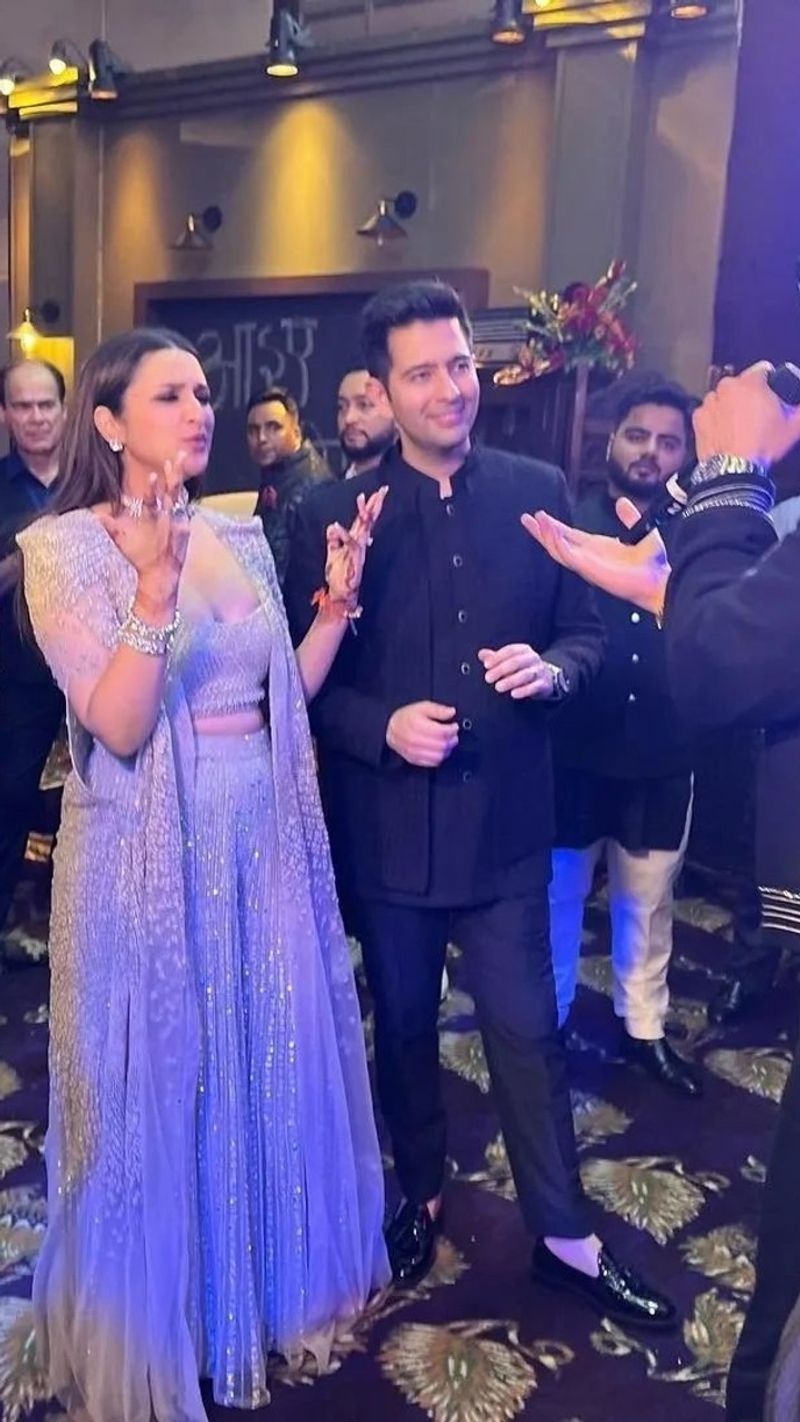 परिणीता की पिक्स सामने आई हैं उसमें वो मिनिमल मेहंदी लगाए दिख रही हैं।