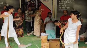 woman catch snake in bare hands rlp woman catch snake in bare hands rlp