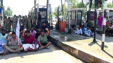 DYFI protest Kureeppuzha toll plaza collection stopped kgn DYFI protest Kureeppuzha toll plaza collection stopped kgn
