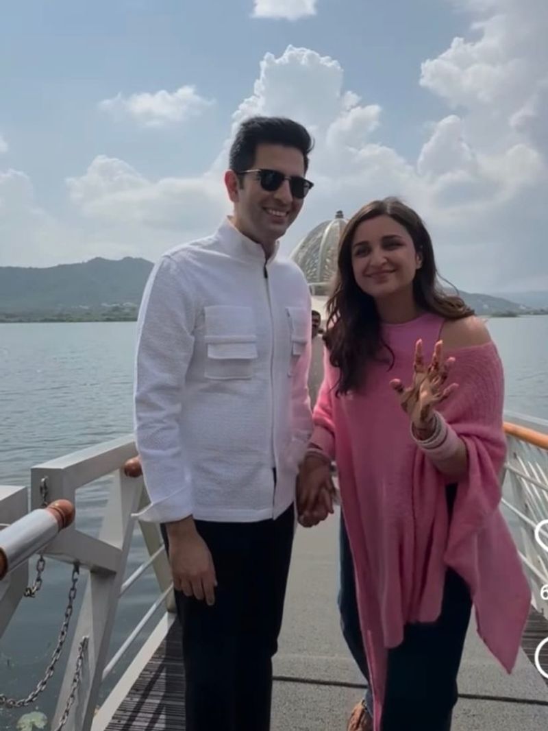 मांग में सिन्दूर,हाथ में चूड़ा, पिंक टॉप जींस में ससुराल पहुंची परिणीति