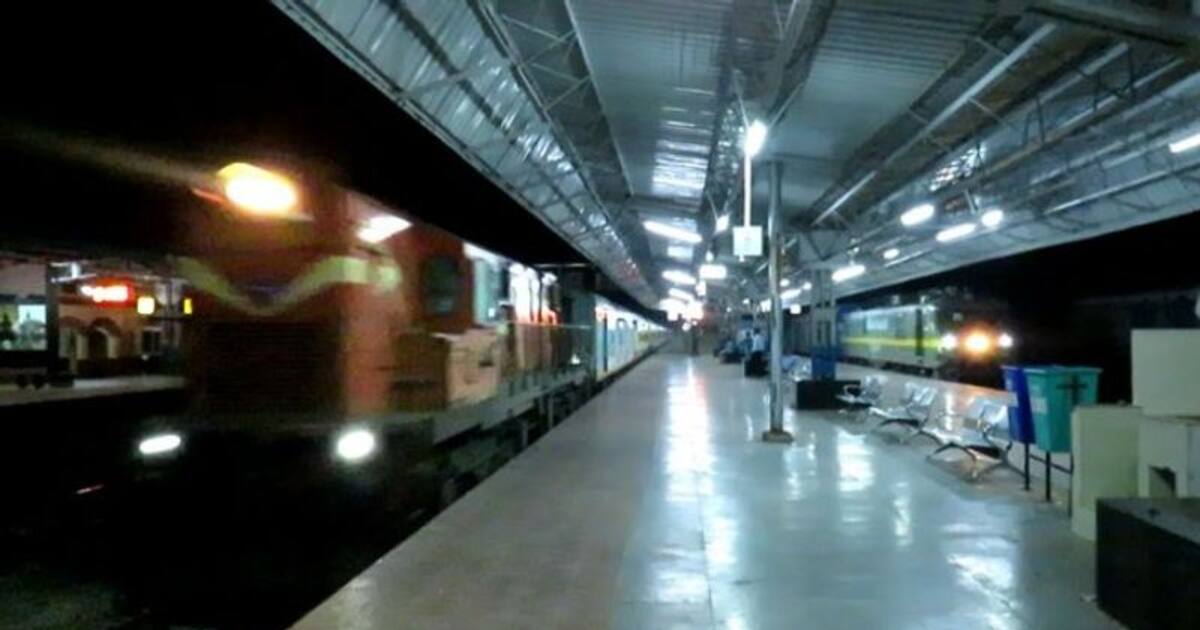 பொதிகை ரயில் இன்ஜினில் தொங்கிக் கொண்டு வந்த மனித உடல்..! மதுரை ரயில் நிலையத்தில் அலறியடித்து ஓடிய பயணிகள்