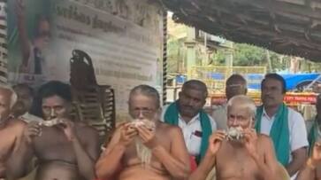 TN Farmers Hold Dead Rats In Mouth, Seek Release Of Cauvery Water From Karnataka TN Farmers Hold Dead Rats In Mouth, Seek Release Of Cauvery Water From Karnataka
