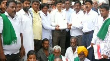 Almatti Backwater Victims Demand to Minister RB Timmapur For Compensation in Bagalkot grg Almatti Backwater Victims Demand to Minister RB Timmapur For Compensation in Bagalkot grg
