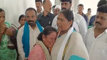 mla seethakka fires on Police for detaining people in the view of Minister Harish Rao Mulugu Tour ksm mla seethakka fires on Police for detaining people in the view of Minister Harish Rao Mulugu Tour ksm