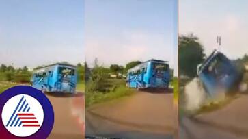Bus carrying passengers falls into river in Khargone madhyapradesh video viral rav Bus carrying passengers falls into river in Khargone madhyapradesh video viral rav