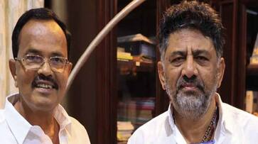 Former minister Motkupalli Narasimhulu meets Karnataka Deputy CM DK Shiva kumar lns Former minister Motkupalli Narasimhulu meets Karnataka Deputy CM DK Shiva kumar lns