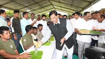 Minister HC Mahadevappa Served Food to the Mavutas and Kavadis in Mysuru grg Minister HC Mahadevappa Served Food to the Mavutas and Kavadis in Mysuru grg