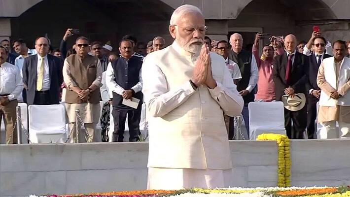 Prime Minister Modi and Congress leaders pay homage at Mahatma Gandhi Memorial KAK