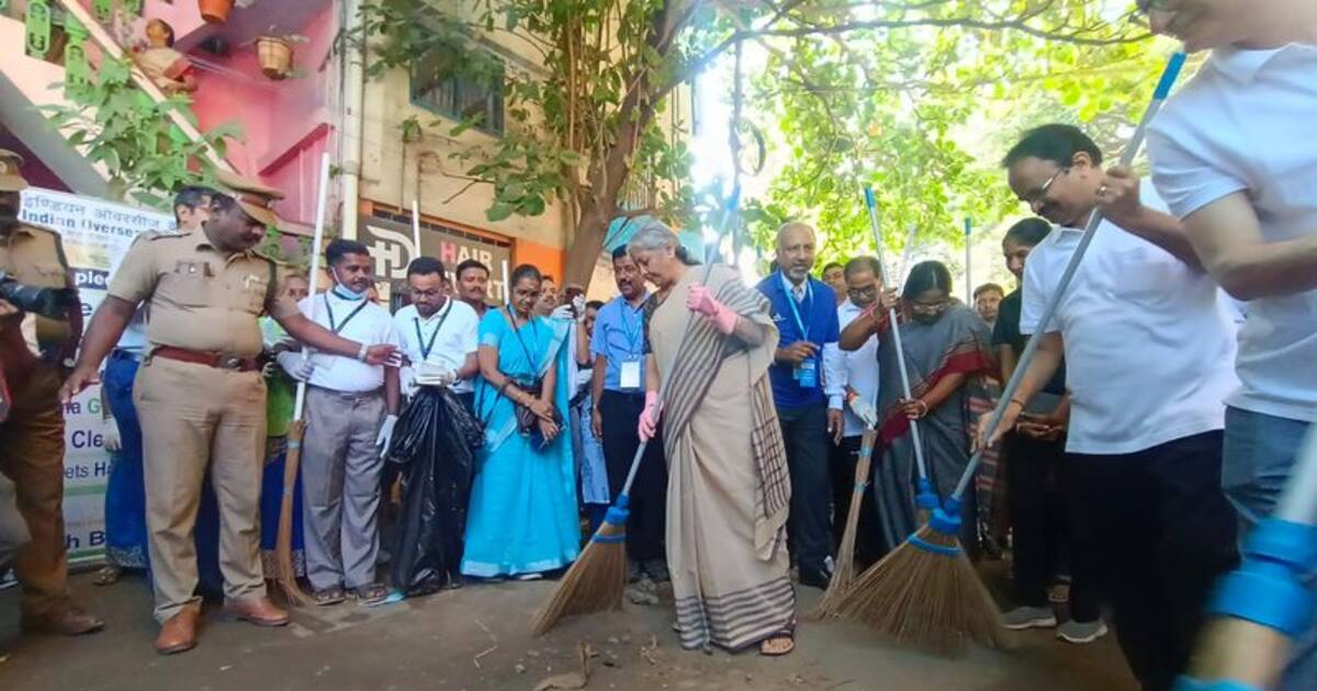 கோவை பீளமேடு பகுதியில் தூய்மை பணியில் ஈடுபட்ட மத்திய அமைச்சர் நிர்மலா சீதாராமன்