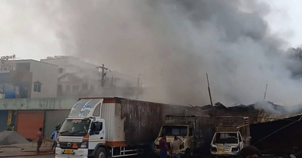 பட்டாசுக் கடையில் பயங்கர தீ விபத்து.. பலி எண்ணிக்கை 14ஆக உயர்வு! தமிழகத்தை சேர்ந்தவர்கள் எத்தனை பேர் தெரியுமா?