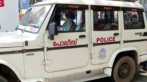 police officers attacked in trivandrum while going for investigation, 3 hospitalised