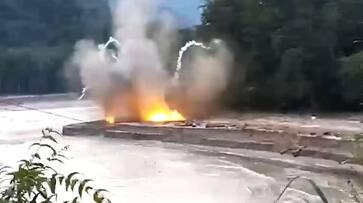 In Sikkim floods, Kochi went to Kochi and an army weapons exploded on the river bank: Video goes viral akb In Sikkim floods, Kochi went to Kochi and an army weapons exploded on the river bank: Video goes viral akb
