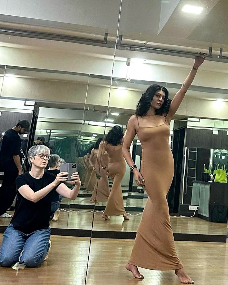 Hotness alert: Sushmita Sen shows off her stunning curves in nude long  bodycon dress (Photos)