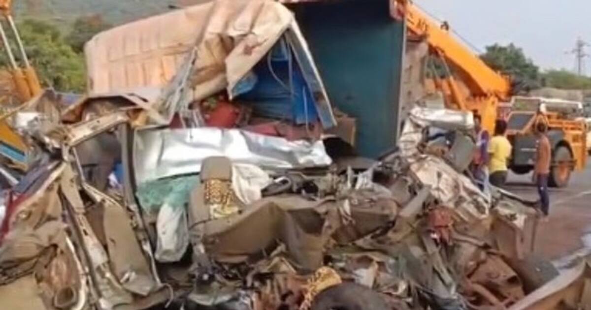  சினிமா பாணியில் அடுத்தடுத்து மோதிய லாரிகள்! அப்பளம் போல் நொறுங்கிய கார்!  ஒரே குடும்பத்தை சேர்ந்த 7 பேர் பலி