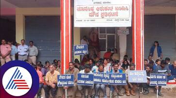 Allegation of Assault on Municipal Commissioner by standing comittee Chairman Staff protest by wearing black belt at madikeri rav Allegation of Assault on Municipal Commissioner by standing comittee Chairman Staff protest by wearing black belt at madikeri rav