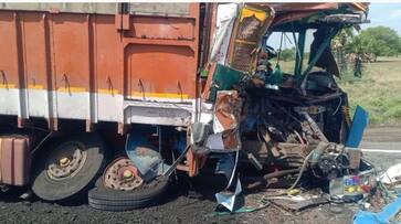 lorry driver highly injured while two lorry hit in thoothukudi district vel lorry driver highly injured while two lorry hit in thoothukudi district vel