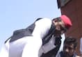 former chief minister Up akhilesh yadav jumped over the gate of jpnic to garland the statue of jaiprakash narayan zkamn