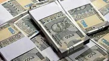 Nalgonda Police stops fleeing car and seize Rs 3 crore ksm Nalgonda Police stops fleeing car and seize Rs 3 crore ksm