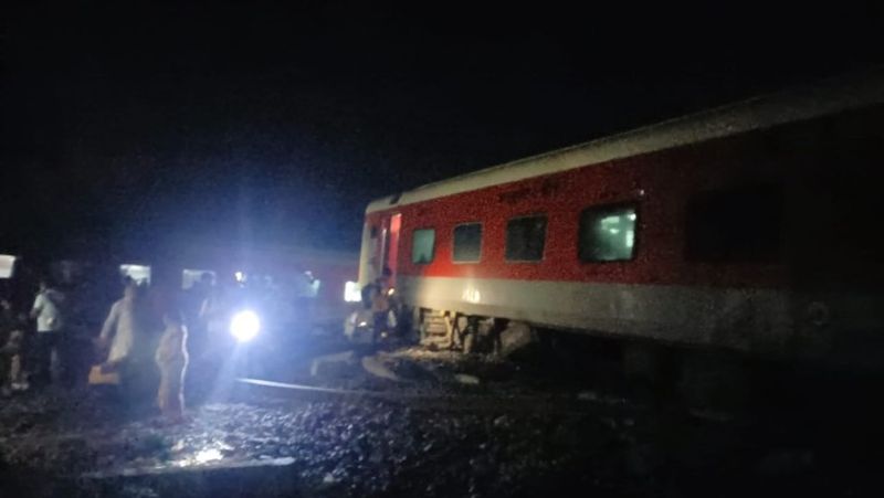 Bihar Train Accident...5 dead, more than 70 injured tvk
