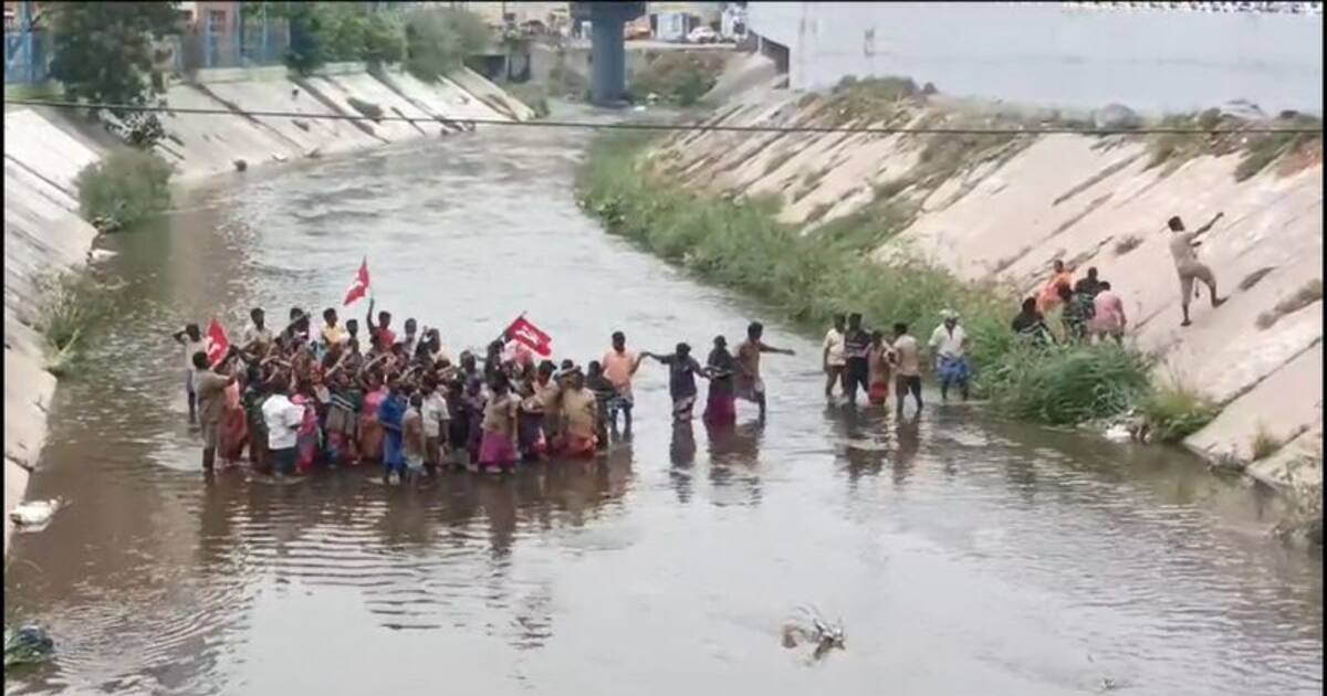தூய்மை தொழிலாளர்கள் பல்வேறு கோரிக்கைகளை வலியுறுத்தி திருமணி முத்தாற்றில் இறங்கி நூதன போராட்டம்