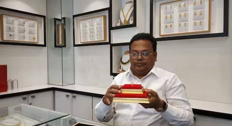 Ahmedabad jeweller Rauf Sheikh wants to present 0.9 gram weighing Worlds smallest gold World Cup trophy to indian captain Rohit Sharma during IND vs PAK Match rsk