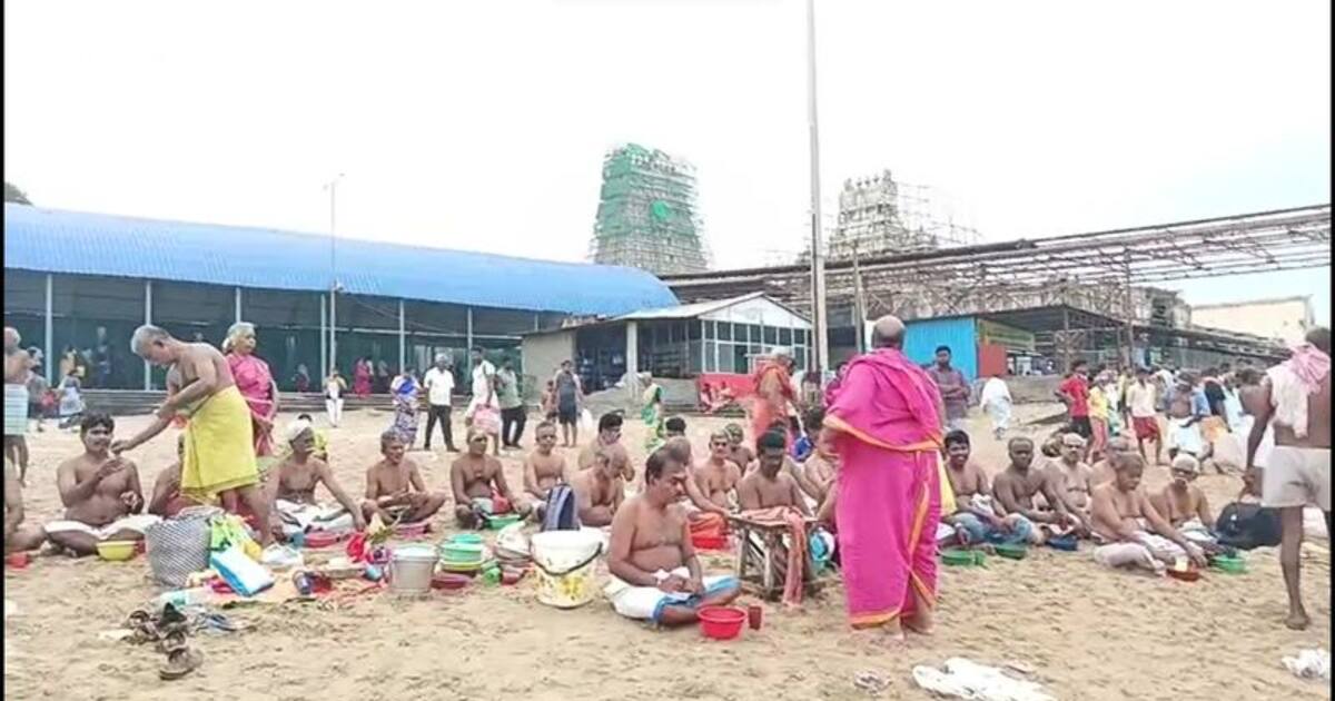 மகாலய அமாவாசை; திருச்செந்தூர் முருகன் கோவிலில் திரளான பக்தர்கள் முன்னோருக்கு தர்ப்பணம் கொடுத்து வழிபாடு